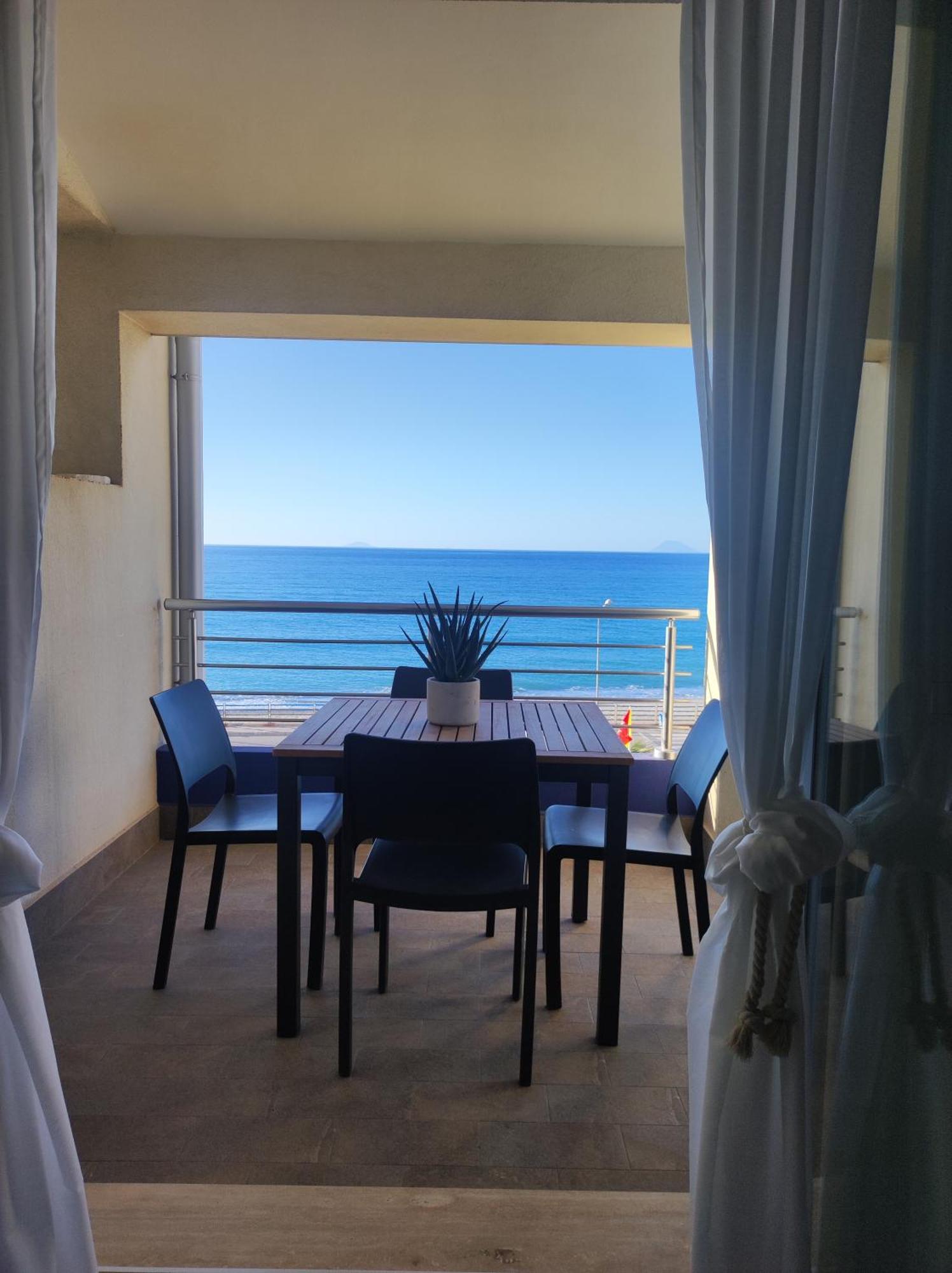 Appartamenti Vacanze Villa Meo Villafranca Tirrena Bagian luar foto