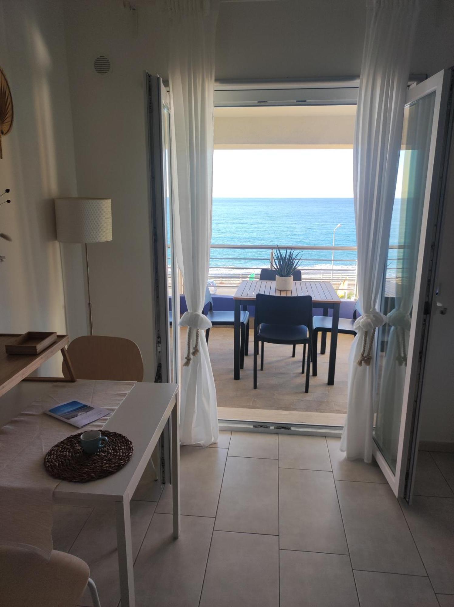 Appartamenti Vacanze Villa Meo Villafranca Tirrena Ruang foto