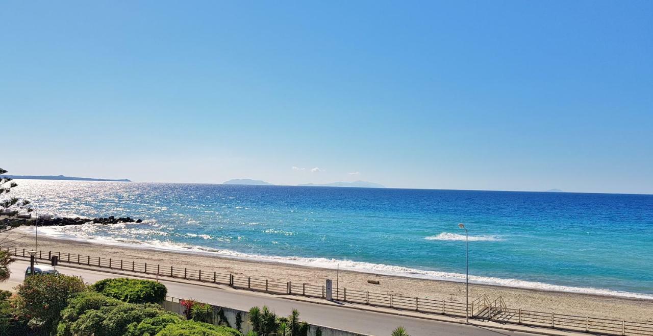 Appartamenti Vacanze Villa Meo Villafranca Tirrena Bagian luar foto
